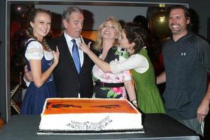 los angeles 7 février - melissa ordway, eric braeden, melody thomas scott, amelia heinle et joshua demain à la célébration du 40e anniversaire d'eric braeden sur les jeunes et les agités à la ville de télévision le 7 février 2020 à los angeles, ca photo