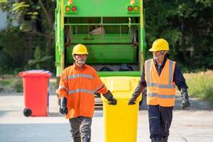 éboueurs avec bacs et camion photo