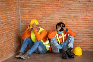 Deux hommes portant un équipement de protection à côté du mur de briques photo