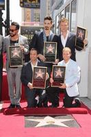 los angeles, 22 avril - aj mclean, howie dorough, kevin richardson, brian littrell, nick carter lors de la cérémonie pour la star des backstreet boys sur le walk of fame au hollywood walk of fame le 22 avril 2013 à los angeles, ca photo