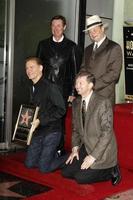 los angeles, 21 mars - wayne gretzky, sam smith, bryan adams, leron gubler bryan adams est honoré d'une étoile sur le hollywood walk of fame au hollywood walk of fame le 21 mars 2011 à los angeles, ca photo