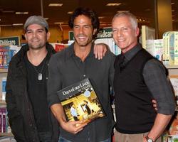 los angeles, 19 nov - eddie campbell, shawn christian, greg meng lors du lancement et de la signature du livre pour des jours de nos vies 45 ans - une célébration en photos et un secret à salem à la librairie barnes and noble, the grove le 19 novembre 2010 à los angeles, ca