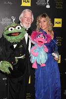 los angeles, 23 juin - caroll spinney, à gauche, et leslie carrara rudolph posent avec des marionnettes oscar le grincheux, à gauche, et abby arrive aux daytime emmy awards 2012 au beverly hilton hotel le 23 juin 2012 à beverly hills, ca photo