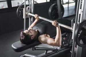 homme sur développé couché au gymnase photo