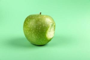 pomme granny smith avec morsure photo