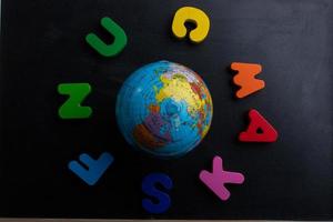 lettres colorées formant un cercle autour d'un globe photo