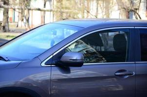 verre de vue latérale dans une voiture sombre qui se tient sous le ciel ouvert photo