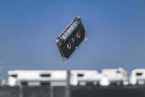 cassette noire dans les airs photo