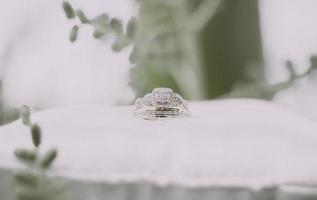 bague en argent et or sur coussin blanc photo