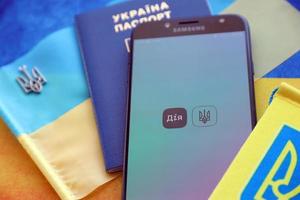 ternopil, ukraine - 24 avril 2022 application diia sur l'écran du smartphone. diya est une application mobile avec portail web et une marque de e-gouvernance en ukraine photo