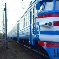ancien train électrique soviétique au design obsolète se déplaçant par rail