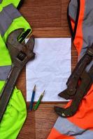 une feuille de papier froissée avec deux crayons entourés de vert un photo