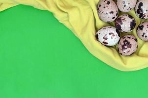 oeufs de caille sur une surface vert clair, vue de dessus, place vide pour t photo