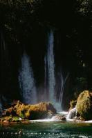 chutes d'eau pendant la journée photo