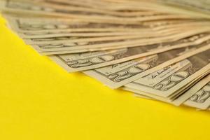 grande quantité de vieux billets de vingt dollars sur fond jaune. gains en argent, jour de paie ou période de paiement d'impôt photo