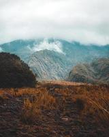 brouillard de montagne nuageux photo