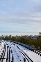 paysage d'hiver avec un train de chemin de fer sur un fond de ciel nuageux photo