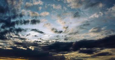nuages cirrus au coucher du soleil photo