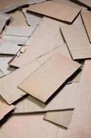 arrière-plan de textures de papier empilé prêt à recycler. un paquet de vieux cartons de bureau pour le recyclage des vieux papiers. tas de vieux papiers photo