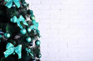 photo détaillée de l'arbre de Noël sur le mur de briques blanches