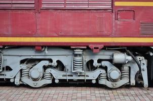 les roues d'un train électrique russe moderne avec amortisseurs et dispositifs de freinage. le côté de la cabine photo