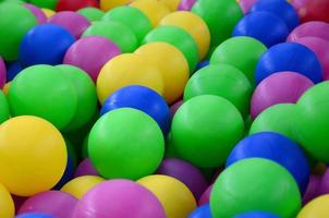 piscine pour s'amuser et sauter dans des boules en plastique colorées photo