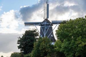 moulin à vent néerlandais dans le pays photo