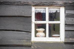 vieille fenêtre dans la vieille maison photo