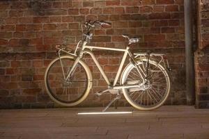vieux vélo dans la rue le soir avec lumière photo