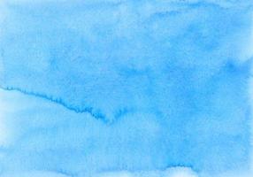 texture de fond bleu ciel aquarelle. taches bleues calmes sur papier, peintes à la main. photo