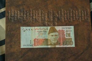 l'argent du pakistan. billets de roupie pakistanaise. billets pkr. 500 1000 5000 roupies. affaires, finance, fond de nouvelles. billets de banque pakistanais. photo