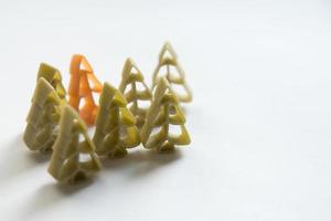 motif de noël. pâtes en forme d'arbre vert et orange photo