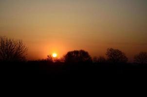 l'aube dans le village. lever de soleil dans le paysage de banlieue photo