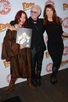 los angeles, oct 17 - pamlea des barres, michael des barres, cassandra peterson au elvira - maîtresse du lancement du livre de table dark coffin à l'hôtel roosevelt le 17 octobre 2016 à los angeles, ca photo