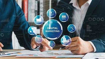 concepts de technologie de marketing numérique dans les médias en ligne, publicité en ligne pour aider à augmenter les ventes et augmenter les canaux de vente en ligne pour atteindre les consommateurs du monde entier. photo