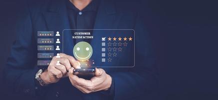 concept d'enquête sur les commentaires de satisfaction des clients, l'utilisateur attribue une note à l'expérience de service sur l'application en ligne, le client peut évaluer la qualité du service menant au classement de la réputation de l'entreprise. photo