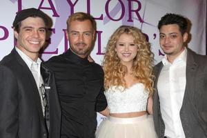 los angeles, 25 oct - matthew larwrence, joey lawrence, taylor spreitler, andrew lawrence à la fête du 21e anniversaire de taylor spreitler aux studios cbs radford le 25 octobre 2014 à studio city, ca photo