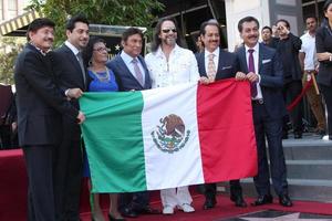 los angeles, 21 août - los tigres del norte, consuelo hernandez 3e de l, marco antonio solis 3e de r au los tigres del norte honoré sur le hollywood walk of fame au live nation building le 21 août 2014 à los angeles, ca photo