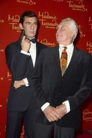 los angeles, 15 décembre - george lazenby, avec la figure de cire de george lazenby au madame tussauds hollywood révèle les six james bonds en cire au tcl chinese theatre le 15 décembre 2015 à los angeles, ca photo