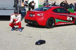 los angeles, 23 mars - michael trucco jouant avec une voiture télécommandée lors de la 37e formation annuelle de course de célébrités toyota pro au circuit international de willow springs le 23 mars 2013 à rosamond, ca photo exclusive