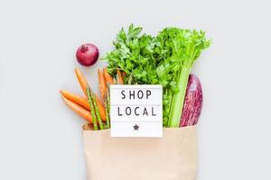 légumes biologiques frais dans un sac à provisions artisanal photo