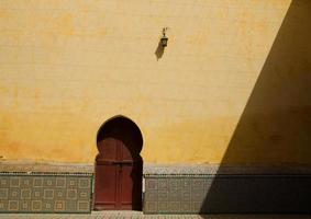 Vintage porte marocaine contre le mur jaune photo