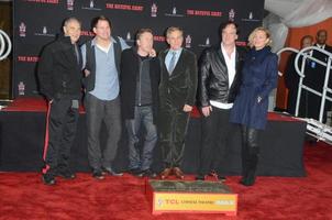 los angeles, 5 janvier - robert forster, channing tatum, tim roth, christoph waltz, quentin tarantino, zoe bell lors de la cérémonie des mains et des empreintes de quentin tarantino au tcl chinese theatre imax le 5 janvier 2016 à los angeles, ca photo