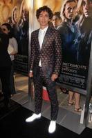 los angeles, 12 août - robert sheehan à la première des instruments mortels - city of bones au cinéma arclight hollywood le 12 août 2013 à los angeles, ca photo