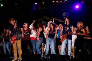 los angeles, 3 juin - ronn moss, devin devasquez, spectateurs au concert du joueur célébrant le 50e anniversaire de devin devasquez au profit de l'abri espoir animalerie au canyon club le 3 juin 2013 à agoura, ca photo