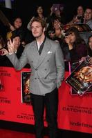 los angeles, nov 18 - sam claflin aux jeux de la faim - prendre feu première au nokia theatre le 18 novembre 2013 à los angeles, ca photo