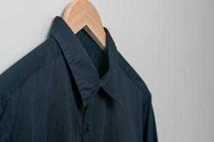 chemise suspendue avec cintre en bois au mur photo