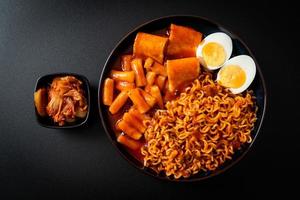 nouilles instantanées coréennes avec gâteau de riz coréen et gâteau de poisson et œuf à la coque photo