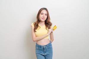 portrait belle femme asiatique tenant une carte de crédit photo