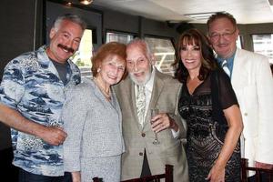 los angeles, 21 avril - randy wolveck, molly et ralph wolveck, kate et ron linder à la célébration du 70e anniversaire de wolveck au rêve sur yacht à fisherman s village marina le 21 avril 2013 à marina del rey, ca photo